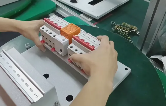 2. Install photovoltaic components (DC circuit breakers, fuses, surge protectors, etc.)