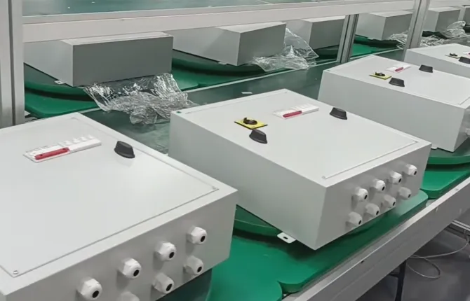 8. Install the cover plate on the photovoltaic box